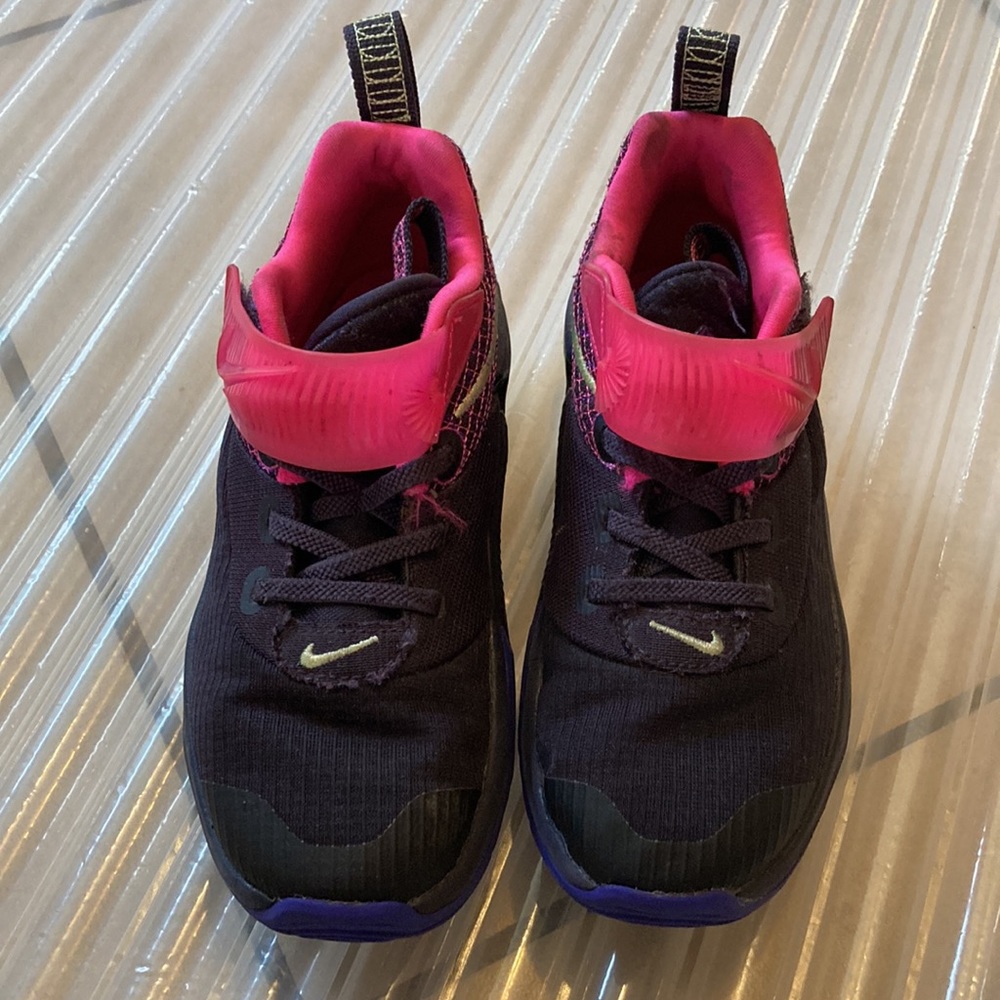 Nike - Picture 2 of 4